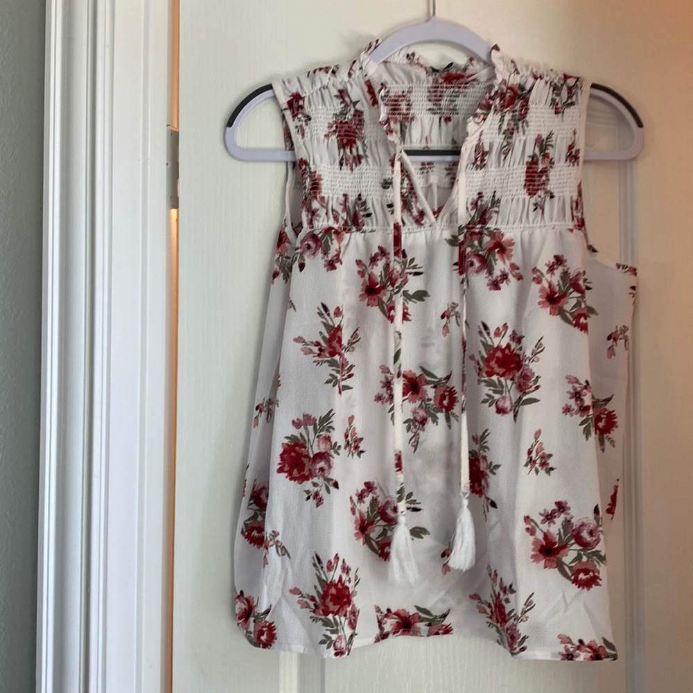 NWTLivi & Lottie size M, floral sleeveless blouse